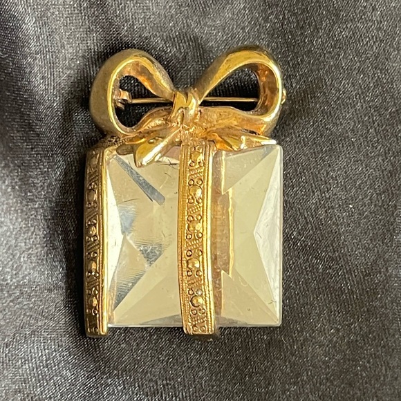 Vintage Crystal & Gold Tone Ribbon Gift Brooch - Picture 3 of 4